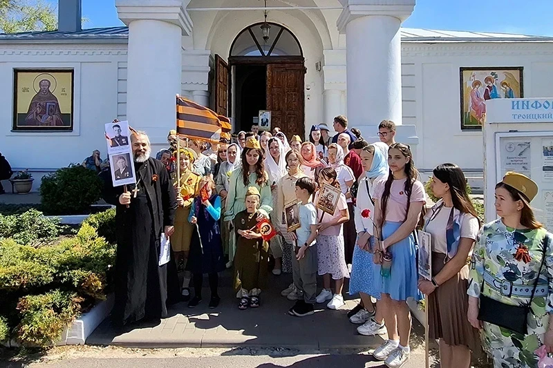 В День Великой Победы детско-юношеский хор воронежского храма во имя святой блаженной Ксении Петербургской посетил Свято-Троицкий храм в мкр-не Боровое г. Воронежа