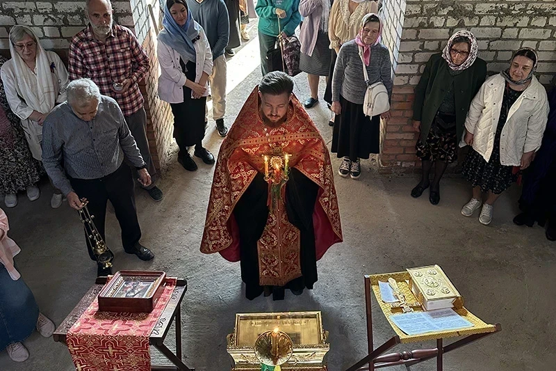 Прихожане строящегося воронежского храма помолились у ковчега с мощами священномученика Петра (Зверева)