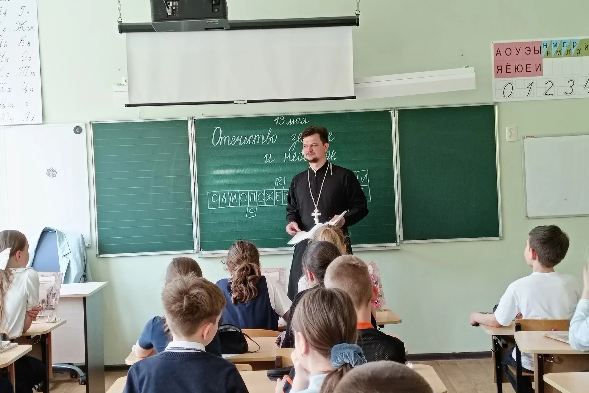 Клирик воронежского храма во имя святой блаженной Ксении Петербургской провел урок в прогимназии № 2