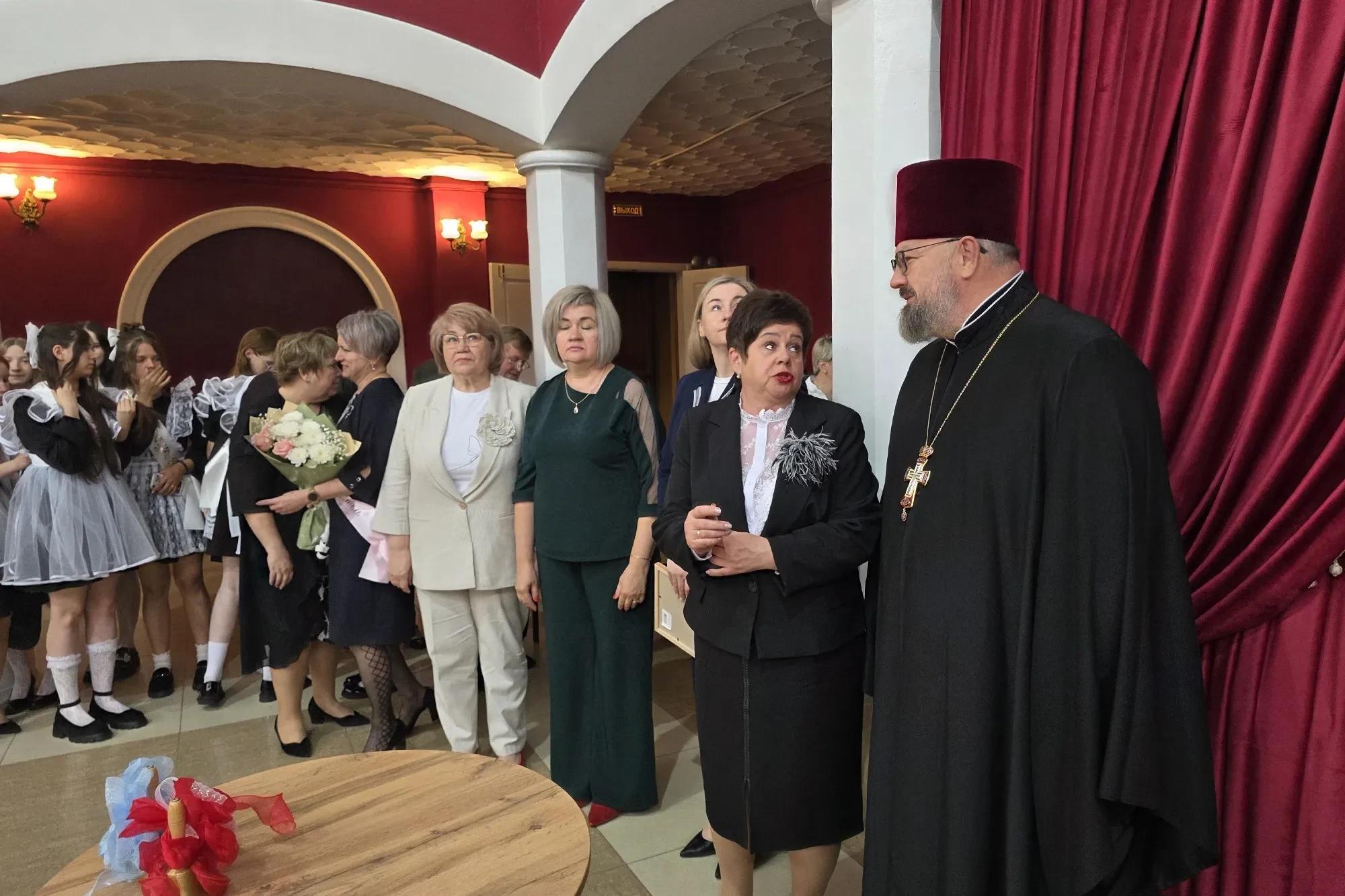 Настоятель Христо-Рождественского храма города Лиски посетил торжественную линейку в школе № 12