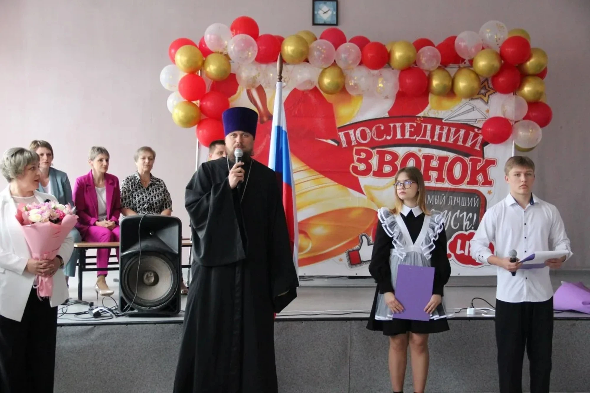 Священнослужитель благословил выпускников Углянской сельской школы