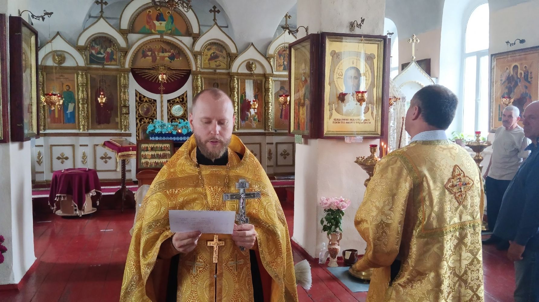 Воскресная литургия в храме святых апостолов Петра и Павла
